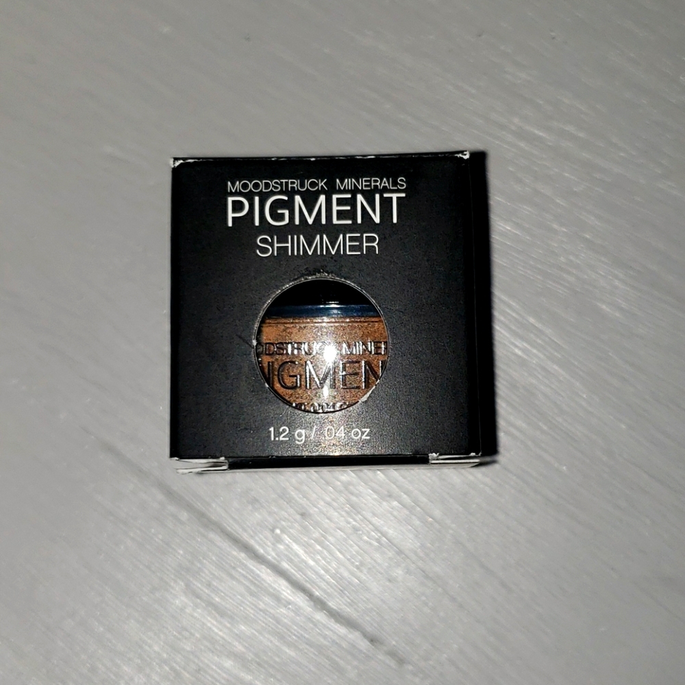 Mineral pigment shine in color adorable